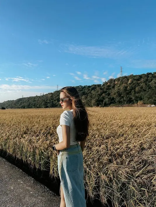 Potret Audi Marissa mengunjungi berbagai tempat dengan pemandangan indah seperti pegunungan, sawah. [Instagram/audimarissa]