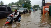 Genangan terjadi duduga dari aliran saluran pembuangan Tol JORR II di Kecamatan Benda, Tangerang. (Liputan6.com/Pramita Tristiawati)