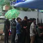 Di Bawah Hujan Deras, Umat Kristian Makassar Jalankan Jumat Agung (Liputan6.com/Eka Hakim)