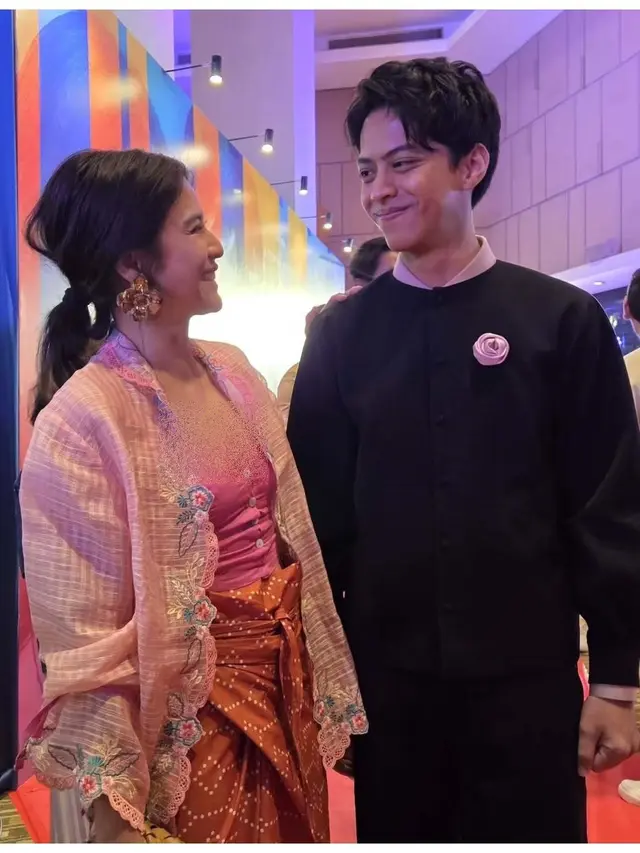 5 Detail Kebaya Dian Sastrowardoyo di Premiere Film 'Rangga & Cinta', Tampil Anggun