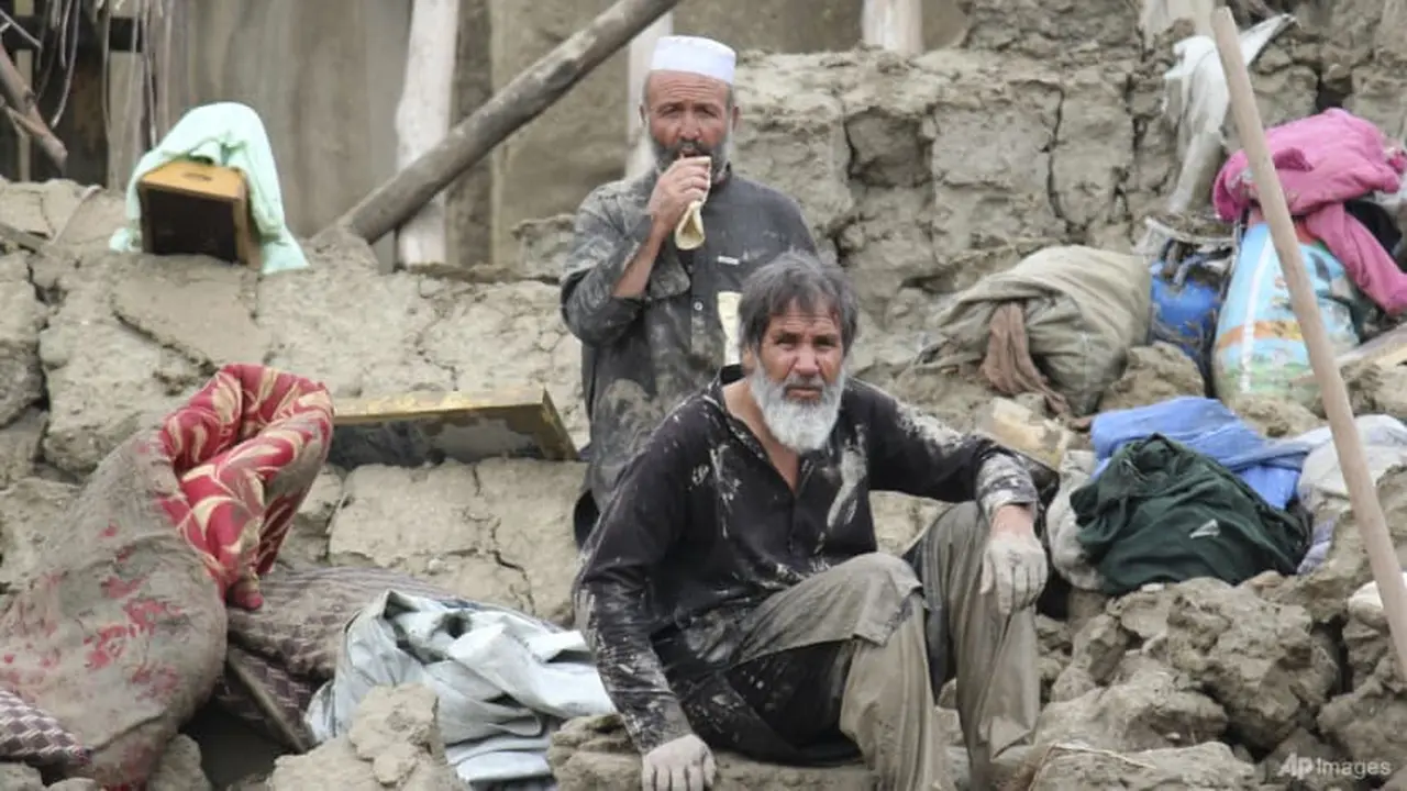 Orang-orang mengumpulkan barang-barang mereka dari rumah mereka yang rusak setelah banjir besar di distrik Khushi provinsi Logar selatan Kabul, Afghanistan pada 21 Agustus 2022. (Foto: AP/Shafiullah Zwak)