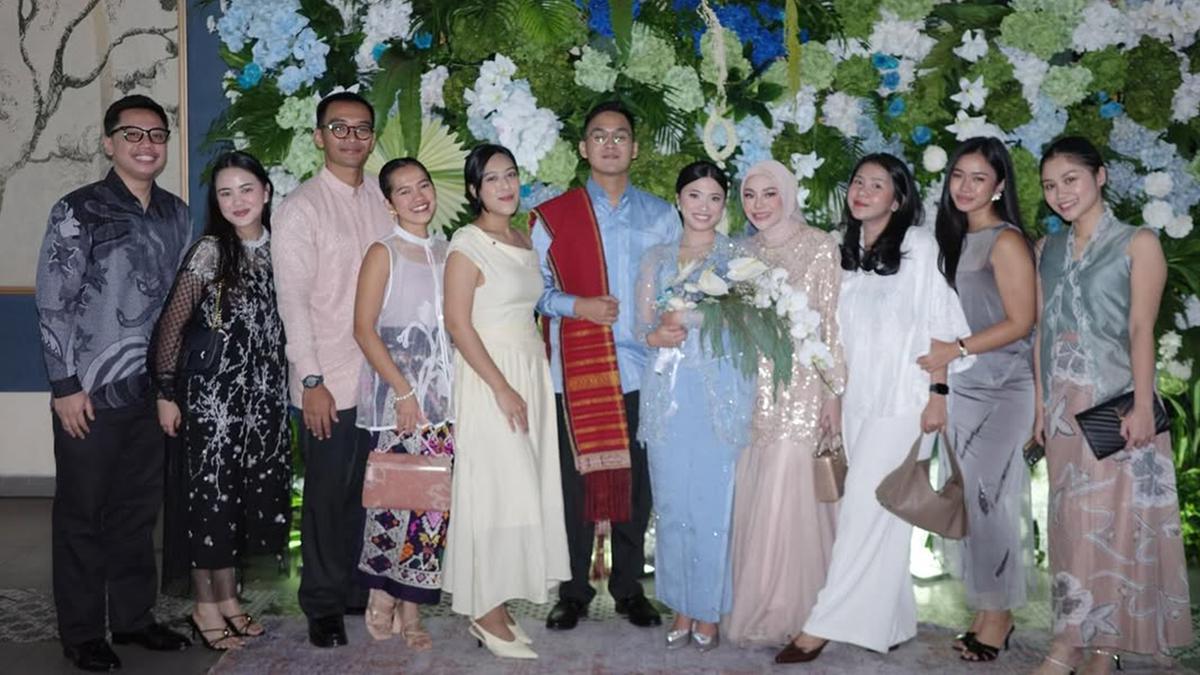 Potret Memukau Aurel Hermansyah Pakai Gamis Lace di Lamaran Adik Raditya Dika