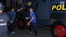 Pemain Persib, Muchlis Hadi turun dari kendaraan taktis jelang latihan resmi di Stadion PTIK, Jumat (29/6). Persib akan melakoni laga tandang tunda pekan ke-6 melawan Persija, Sabtu (30/6). (Liputan6.com/Helmi Fithriansyah)