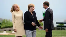 Presiden Prancis Emmanuel Macron (kanan) dan istrinya Brigitte Macron (kiri) menyambut Kanselir Jerman Angela Merkel (tengah) yang tiba di KTT G7, Biarritz, Prancis, Sabtu (24/8/2019). KTT G7 ini berlangsung selama tiga hari di resor tepi laut Atlantis. (Sean Kilpatrick/The Canadian Press via AP)