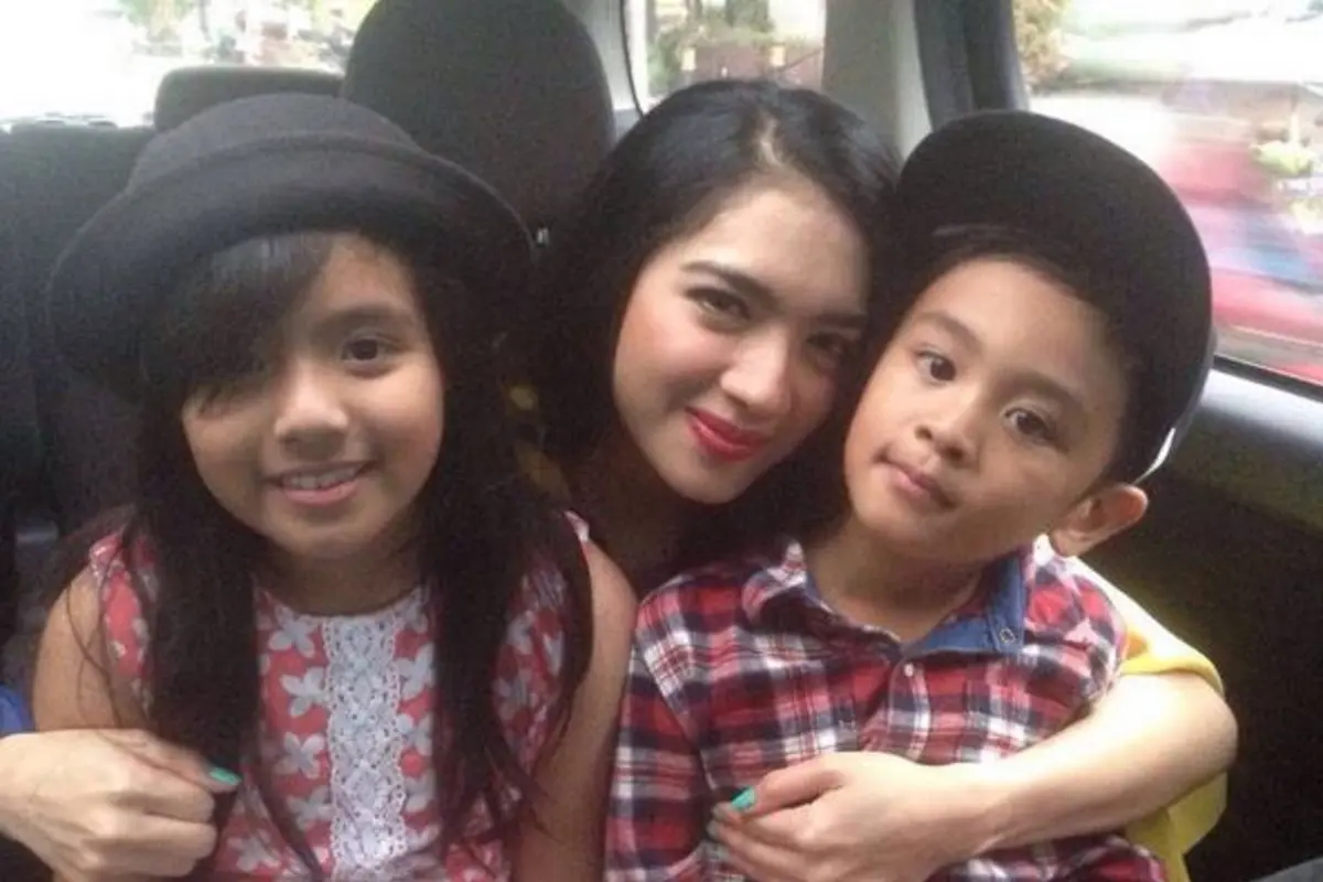 Angel Karamoy dan kedua anaknya