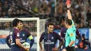 Wasit Prancis, Ruddy Buquet (kanan) memberikan kartu merah kepada Neymar (tengah)  saat melawan Mariseille pada lanjutan Ligue 1 di  Velodrome Stadium, Marseille, (22/10/2017). PSG bermain imbang 2-2 melawan Marseille. (AFP/Boris Horvat)