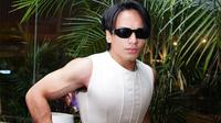 Tampil dengan gaya genderless fashion di gala premiere Sri Asih, penampilan nyentrik Jefri Nichol jadi sorotan. @hagaipakan.