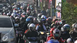 Pemudik motor tampak mulai memadati jalur pantura tepatnya Pantura dari Indramayu menuju Cirebon, Jawa Barat, Rabu (15/7/2015). Meski padat, kendaraan masih bergerak dengan kecepatan 30-40 km per jam. (Liputan6.com/Herman Zakharia)