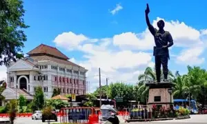 Monumen Patung Brigjen Slamet Riyadi berdiri tegak di kawasan Bundaran Gladag. (Istimewa)