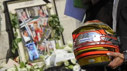 Helm Jules Bianchi turut di bawa dalam upacara tersebut. (EPA)