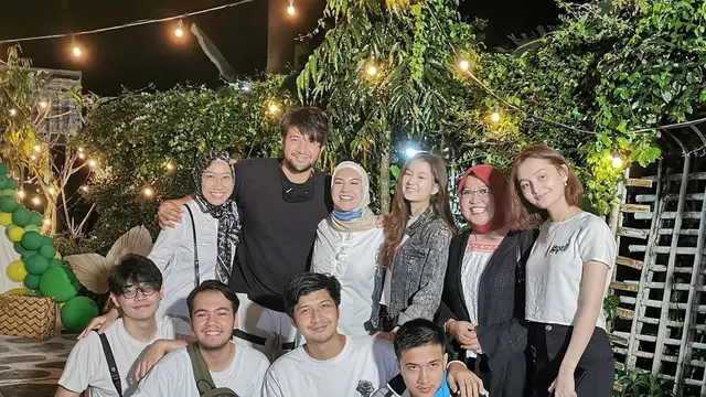 6 Momen Kedekatan Laura Jackson dengan Keluarga Sang Kekasih, Sudah Akrab
