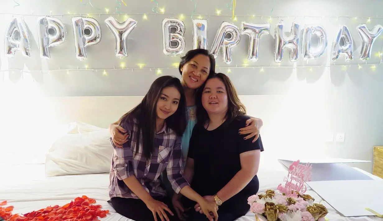 Dua foto saat merayakan ulang tahun Natasha Wilona diunggah dimedia sosialnya tepat dihari ulang tahun, 15 Desember 2017. Saat berita ini ditulis, kalimat dan foto itu telah disukai 523.916 warganet. (Instagram/natashawilona12)