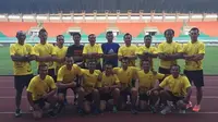 Perangkat pertandingan PON Jabar Grup A yang bertugas di Stadion Pakansari Cibinong, Bogor, 14-27 September 2016. (Bola.com/Robby Firly)