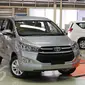 Foto yang diambil pada 16 November 2015 memperlihatkan pekerja mengendarai mobil All News Kijang Innova di Pabrik TMMIN Karawang. Mobil baru tersebut akan memberi warna baru pada perkembangan pasar MPV dalam negeri. (Liputan6.com/Angga Yuniar)