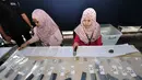Sejumlah telepon genggam yang didapatkan KPK dari para terpidana koruptor, Jakarta, Rabu (12/11/2014). (Liputan6.com/Miftahul Hayat)