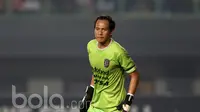 Kiper Bali United, I Made Wardana saat melawan Persija Jakarta pada laga Liga 1 2017 di Stadion Patriot, Bekasi, Minggu (21/5/2017). (Bola.com/Nicklas Hanoatubun)