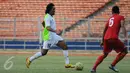 Mantan pemain timnas Indonesia, Budi Sudarsono (kiri) berusaha melewati kawalan Maman Abdurrahman saat latihan di Stadion GBK Jakarta, Rabu (29/7/2015). Latihan ini untuk mengisi kekosongan kompetisi pasca pembekuan PSSI. (Liputan6.com/Helmi Fithriansyah)