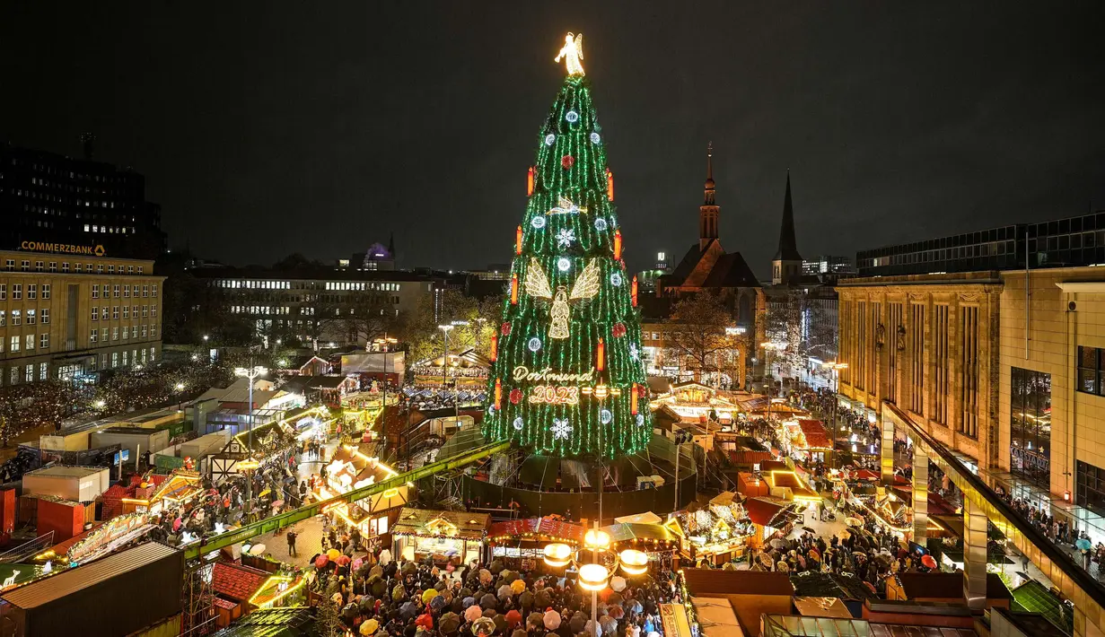 Pohon Natal ini terbuat dari lebih dari 1.000 pohon cemara merah. (AP Photo/Martin Meissner)