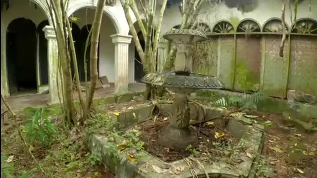 Suasana Angker Rumah Artis Senior yang Telah Terbengkalai 30an Tahun, Ada Kuburan Korban Banjir Bandang di Halamannya
