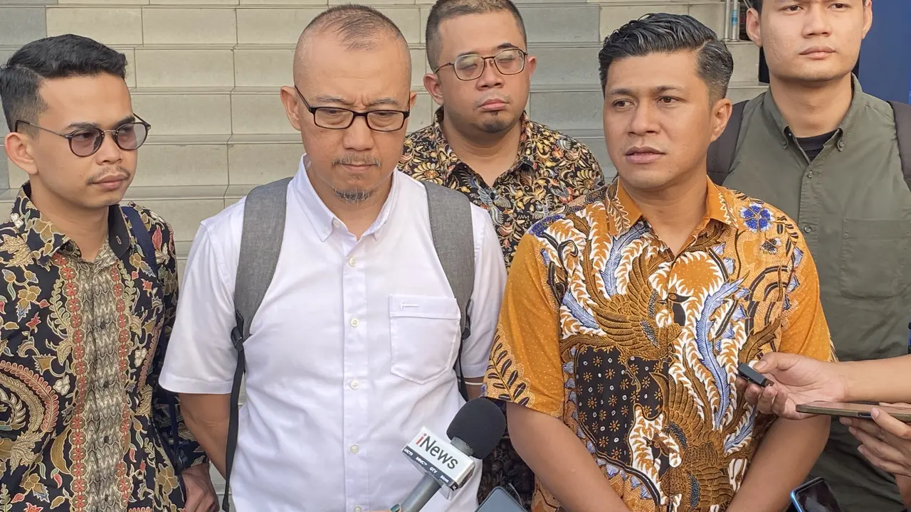 Keluarga dan pengacara mahasiswa yang terjerat kabel fiber optik, Sultan Rif'at Alfatih, saat di Polda Metro Jaya. (Liputan6.com/Ady Anugrahadi)