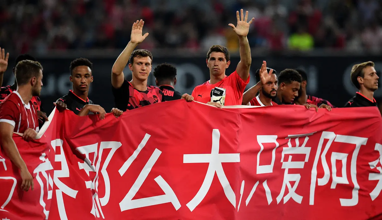 Para pemain Arsenal menyapa penonton usai pertandingan melawan Bayern Munchen pada laga ICC 2017, di Stadion Shanghai, Rabu (19/7/2017). Arsenal menang adu penalti dengan skor 3-2 atas Bayern Munchen. (AFP/Johannes Eisele)