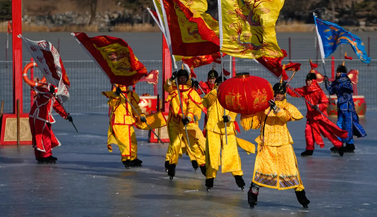 Seniman Tiongkok yang mengenakan kostum tradisional melakukan permainan es pada hari kedua perayaan Tahun Baru Imlek di danau beku di Taman Yuanmingyuan, Beijing, China, Senin (23/1/2023). Tahun Baru Imlek adalah hari libur tahunan terpenting di China. (AP Photo/Andy Wong)
