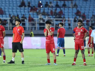 Ekspresi pemain Timnas Indonesia usai bertanding melawan Vietnam pada laga pamungkas Grup A Piala AFF U-17 2026 di Stadion Gelora Delta, Sidoarjo, Jawa Timur, Minggu (19/4/2026) malam. Timnas Indonesia menutup perjalanan di Grup A Piala AFF U-17 2026 dengan hasil imbang. (Bola.com/M Iqbal Ichsan)
