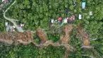 Foto udara yang diambil menggunakan drone ini menunjukkan wilayah yang terdampak longsor di Bener Meriah, Provinsi Aceh, Rabu 3 Desember 2025. Tim gabungan pemerintah daerah terus melakukan operasi pembukaan jalur darat di wilayah yang terdampak longsor di Kabupaten Bener Meriah, Provinsi Aceh. (AP Photo/Syahrul Rizal)