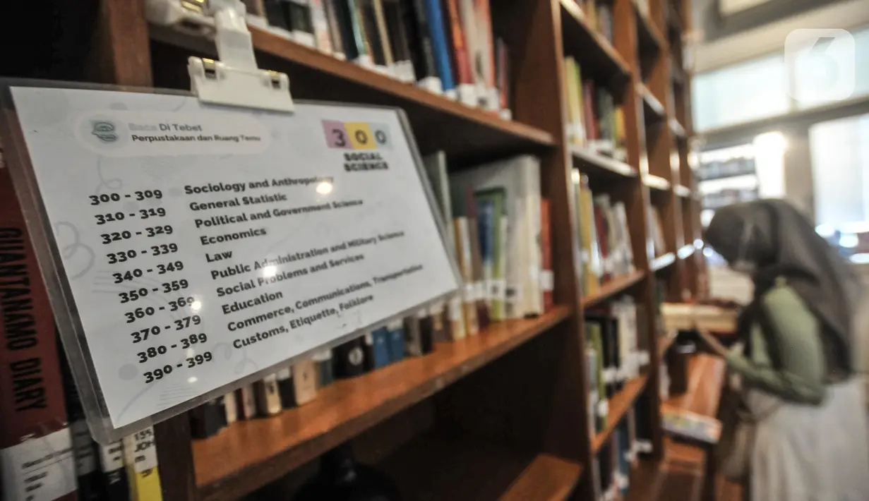 Pengunjung membaca buku di perpustakaan Baca Di Tebet, Tebet, Jakarta Selatan, Minggu (29/5/2022). Perpustakaan Baca Di Tebet yang didirikan pada Februari lalu menjadi alternatif bagi warga yang membutuhkan ruang literasi dan diskusi dengan suasana nyaman sekaligus meningkatkan minat baca bagi generasi milenial yang dilengkapi sekitar 25.000 buku. (merdeka.com/Iqbal S Nugroho)