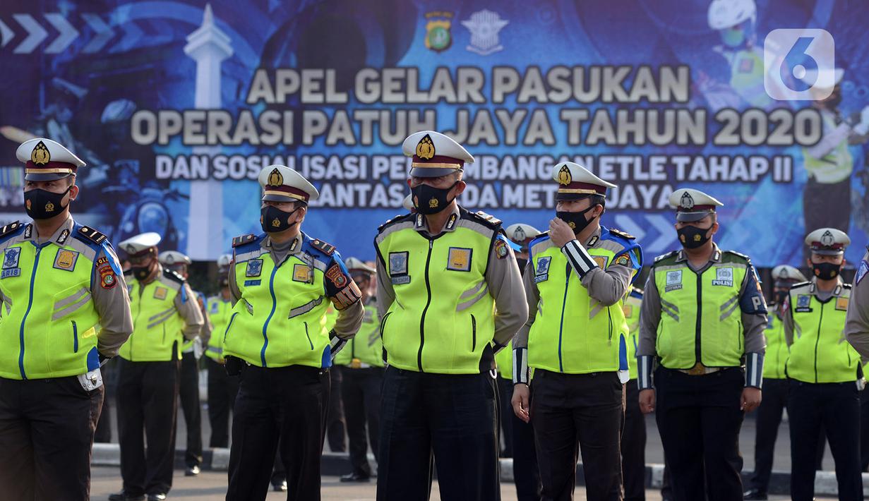 Sejumlah polisi mengikuti apel pasukan Operasi Patuh Jaya 2020 di Lapangan Polda Metro Jaya, Jakarta, Kamis (23/7/2020). Operasi Patuh Jaya 2020 digelar di seluruh wilayah hukum Polda Metro Jaya mulai 23 Juli hingga 5 Agustus 2020. (merdeka.com/Imam Buhori)