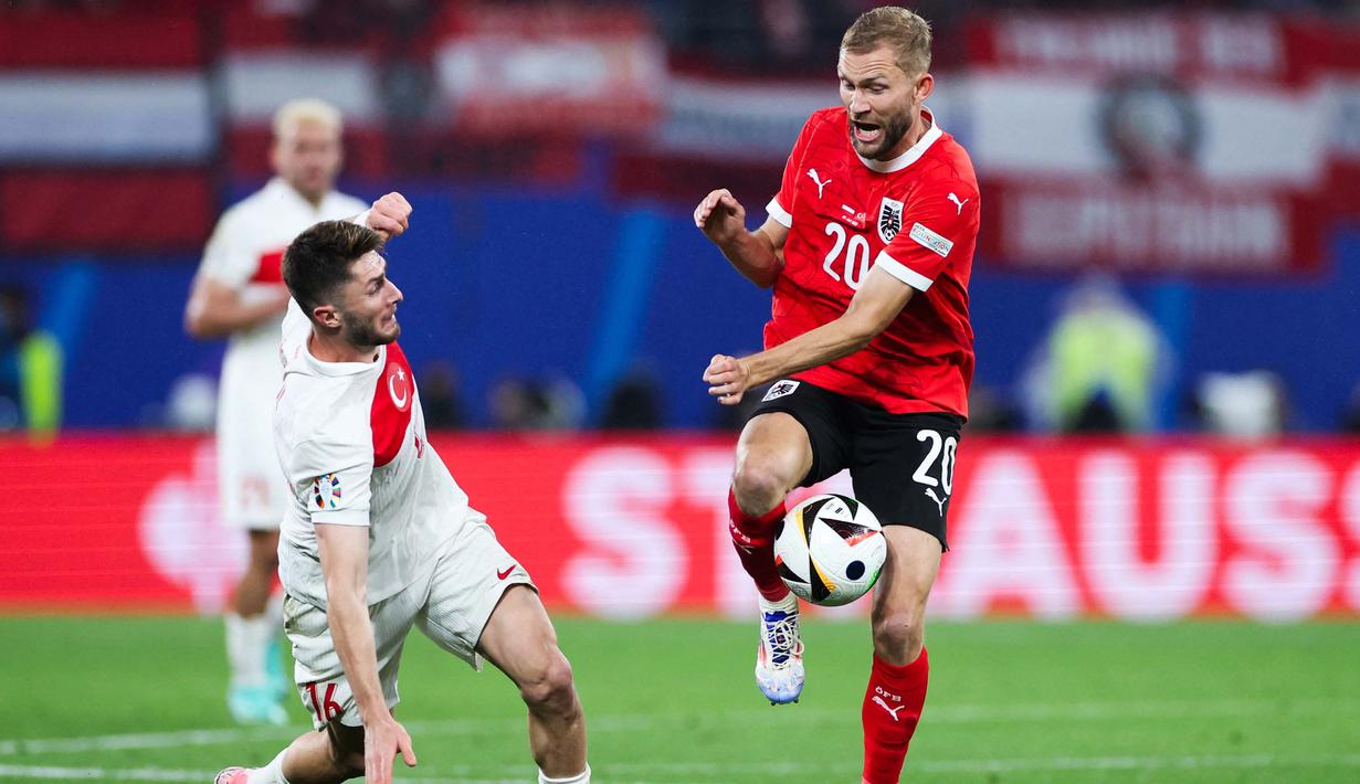 Hingga akhir babak pertama, skor 1-0 untuk kemenangan Turki belum berubah. (Ronny HARTMANN/AFP)