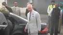 Pangeran Charles bersiap menaiki mobil setelah turun dari sebuah pesawat, bersama sang istri, Camilla di New Delhi yang diselimuti kabut asap, Rabu (8/11). Pasangan dari Kerajaan Inggris itu akan berada di India selama dua hari. (AP Photo/Manish Swarup)