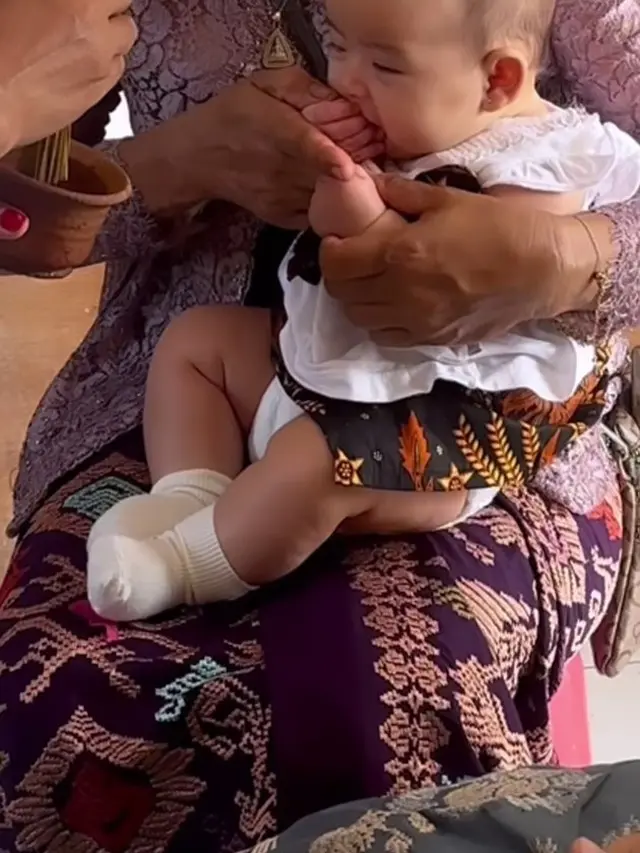 7 Potret Laura Theux dan Indra Brotolaras Jalani Upacara 3 Bulanan Anak di Bali