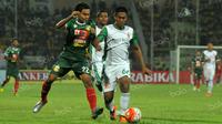Pemain PS TNI, Ganjar Mukti (kanan), berebut bola dengan pemain Bhayangkara Surabaya United, Fandi Eko Utomo, dalam laga Torabika Soccer Championship 2016 di Stadion Gelora Delta, Sidoarjo, Minggu (8/5/2016). (Bola.com/Fahrizal Arnas)