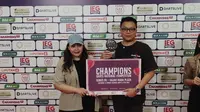 Benny Tandean kembali menunjukkan dominasinya di kancah darts nasional setelah berhasil meraih gelar juara dalam Darts National Competition Series 05. (Muhamad Luthfi Ma'ruf/Bola.com)