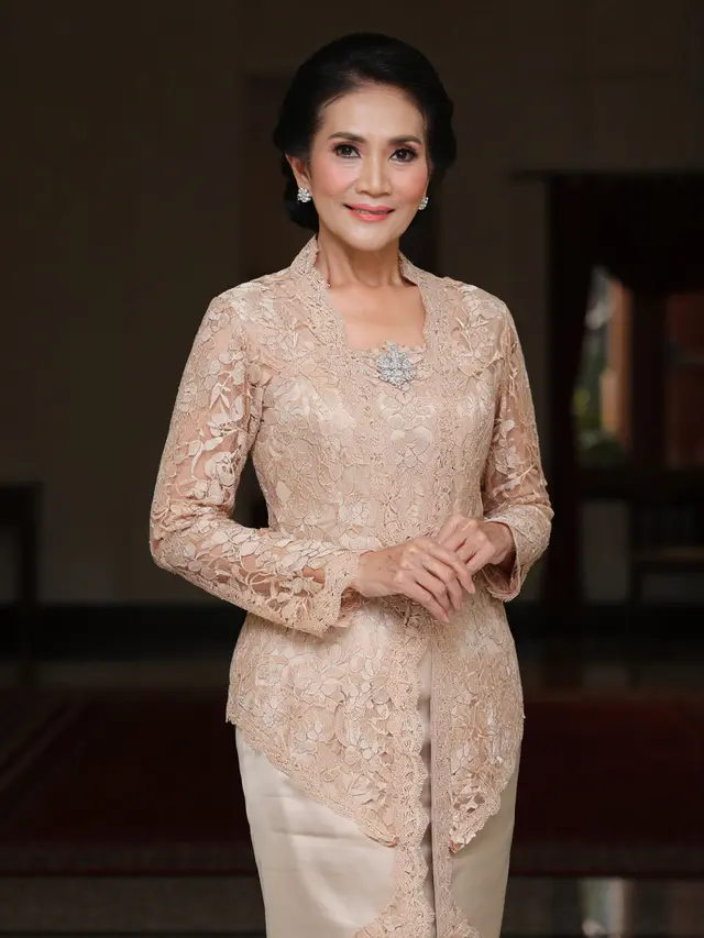 Kebaya Brokat Modern untuk Ibu-Ibu Usia 50 Tahun