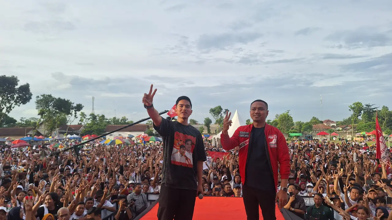 Ketua Umum Partai Solidaritas Indonesia (Ketum PSI) Kaesang Pangarep saat kampanye akbar di Kediri, Jawa Timur, Selasa (23/1/2024).