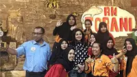 Bella Saphira foto bersama dengan karyawan rumah makannya di Makassar, Sulawesi Selatan (Dok. Instagram/@bellasaphiraofficial/https://www.instagram.com/p/BuIZlpNnu7O//Komarudin)
