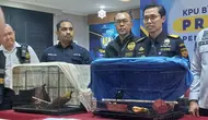 Seorang produser film Bollywood berinisial RM (56), ditangkap petugas Bea Cukai Bandara Soekarno-Hatta (Soetta), karena menyelundupkan hewan langka dari Indonesia. (Liputan6.com/Pramita Tristiawati)