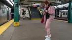 Seorang wanita berdiri di platform West 4, jalur kereta bawah tanah F selama No Pants Subway Ride ke-18 di New York City (13/1). No Pants Subway Ride ajang tahunan yang sudah menyebar ke berbagai kota besar di dunia. (AFP Photo/David 'Dee' Delgado)