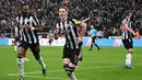 Pemain Newcastle United, Anthony Gordon (tengah) melakukan selebrasi setelah mencetak gol ke gawang Arsenal pada laga lanjutan Liga Inggris 2023/2024 yang berlangsung di Stadion St. James' Park, Newcastle, Inggris, Minggu (05/11/2023) WIB. Kemenangan 1-0 Newcastle membuat mereka naik ke peringkat enam dengan raihan 20 poin. (AFP/Oli Scarff)
