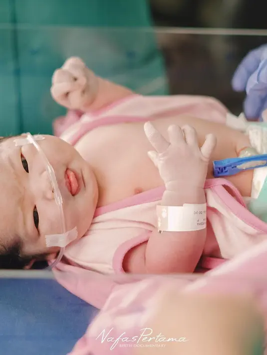 Potret lucu dan menggemaskan dibagikan oleh Nella di akun instagramnya. Nella melahirkan pada 23 Maret 2023.  [Instagram/nellakharisma]