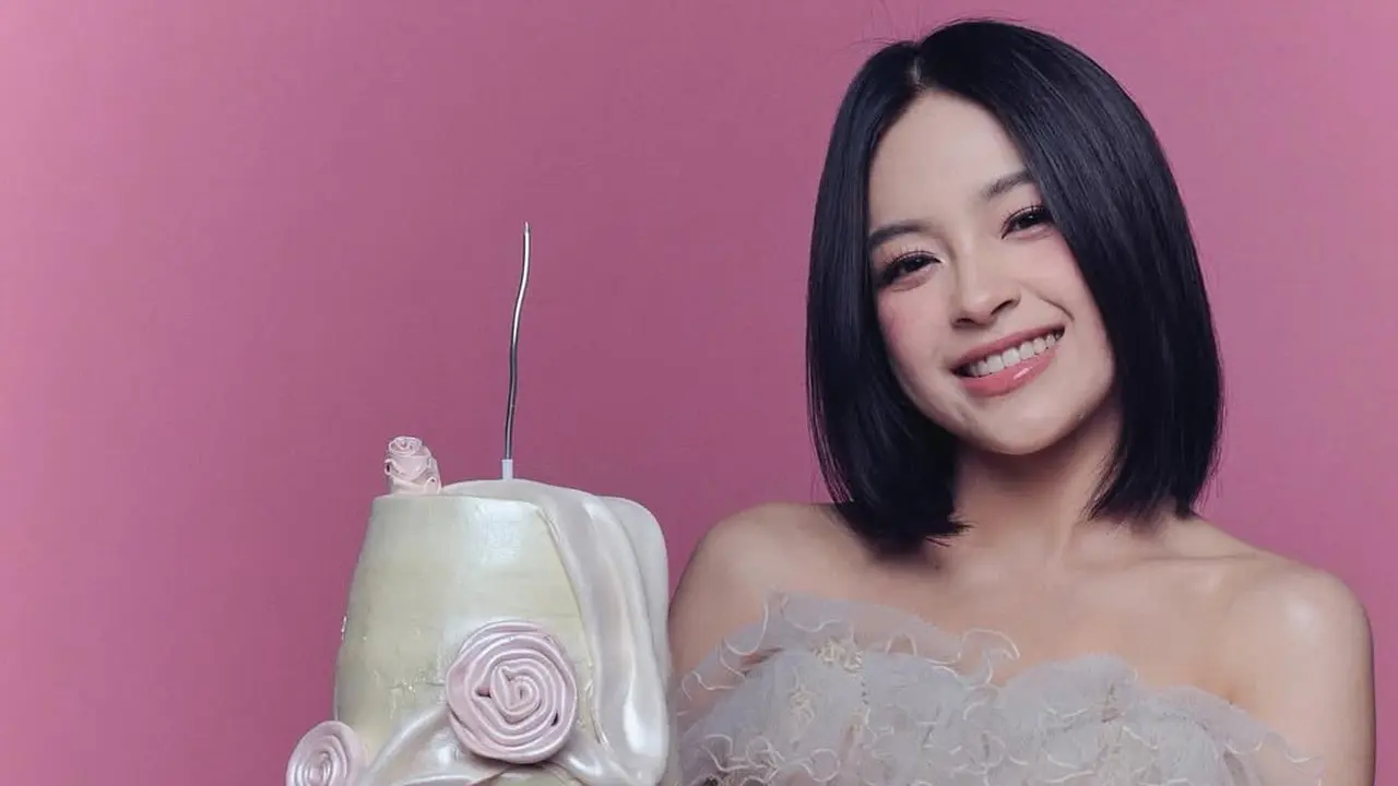 Eca Aura Ulang Tahun ke-24. [@elsaajapasal]