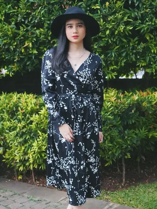 Tak selalu tampil boyish, Tissa Biani juga kerap mencuri perhatian netizen saat tampil dengan sebuah dress. Gaya wanita kelahiran 24 Juli 2002 ini pun terlihat anggun serta menawan dengan sebuah topi hitamnya. (Liputan6.com/IG/@tissabiani)
