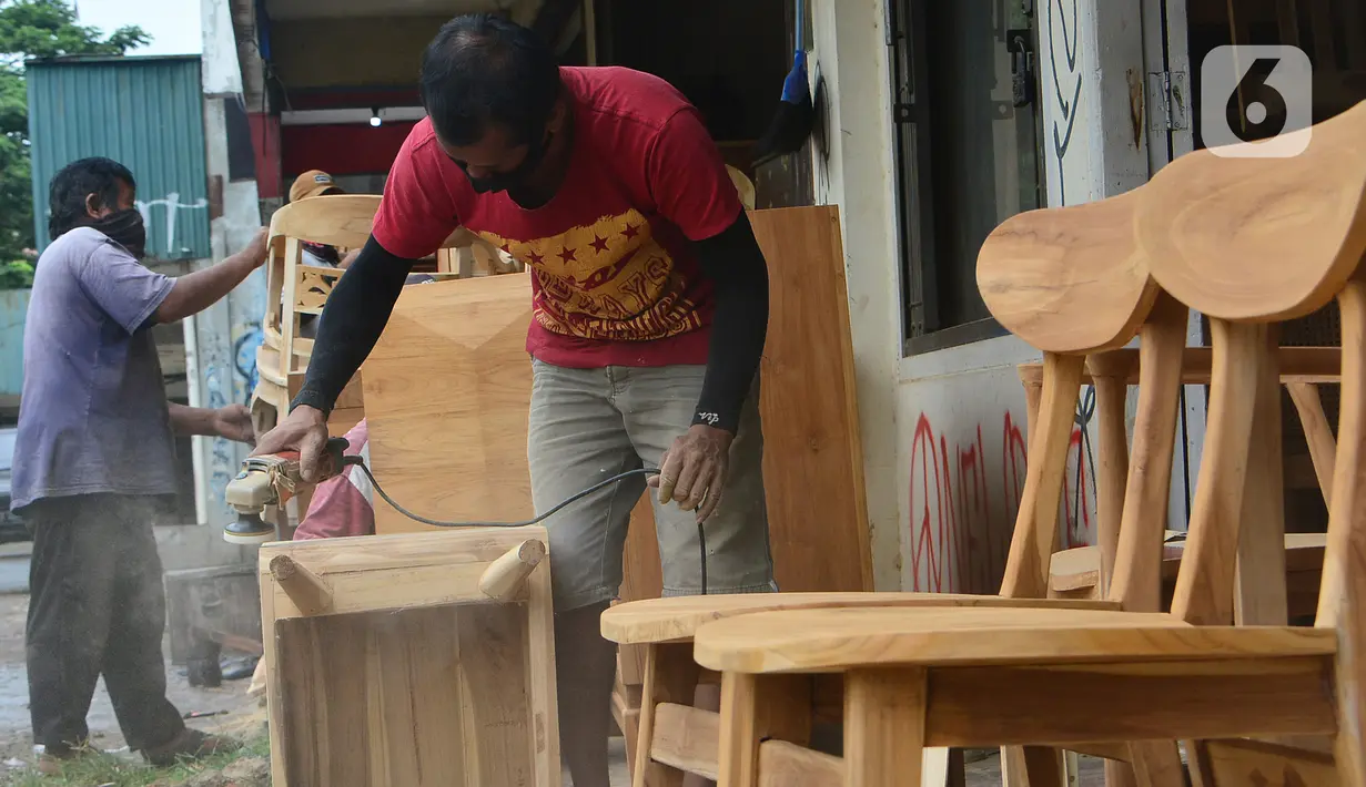 Pekerja menghaluskan furnitur atau perlengkapan rumah berbahan kayu dari Jepara di Ciputat, Tangerang Selatan, Selasa (14/9/2021). Pedagang di tempat tersebut mengakui selama PPKM ini daya beli masyarakat terhadap furnitur meningkat. (Liputan6.com/Johan Tallo)