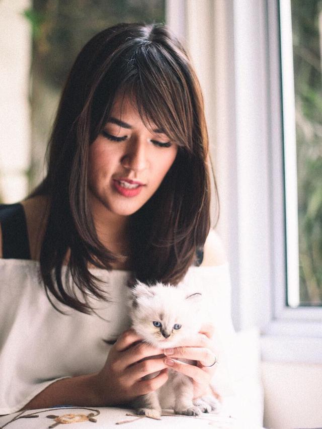 7 Gaya Penampilan Raisa dengan Poni Pendeknya, Bak ABG