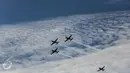 Bentuk formasi saat Jupiter Aerobatic Team (JAT) beraksi di udara dalam perayaan HUT TNI Angkatan Udara (TNI AU) ke-71 di Landasan Udara (Lanud) Bandara Halim Perdanakusuma, Jakarta, Minggu (9/4). (Liputan6.com/Faizal Fanani)