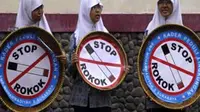 Sejumlah siswa membawa tulisan Stop Rokok, saat Gelar Lomba Tolak Rokok di SMP Muhammadiyah 5 Surabaya, Jatim. (Antara)