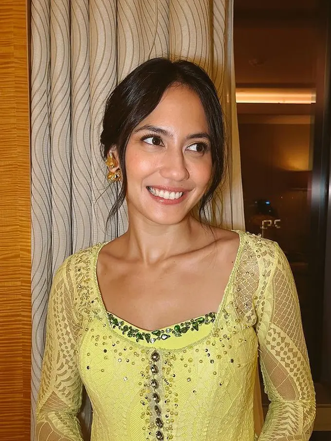 Potret Pevita Pearce Memakai Kebaya Kuning, Paripurna Banget!