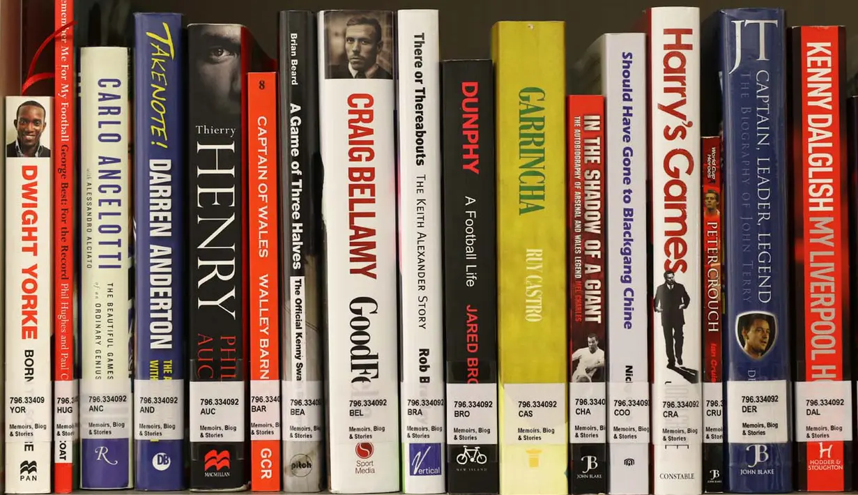 Koleksi biografi yang cukup lengkap. (Bola.com/Arief Bagus)